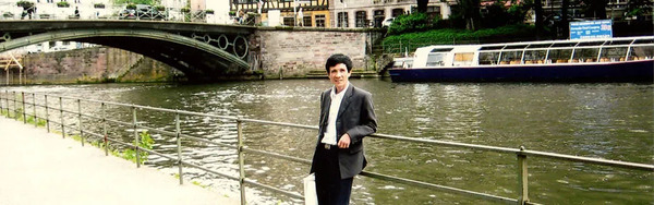 ​Luật sư Trần Quang Mỹ tại sông Seine - Paris